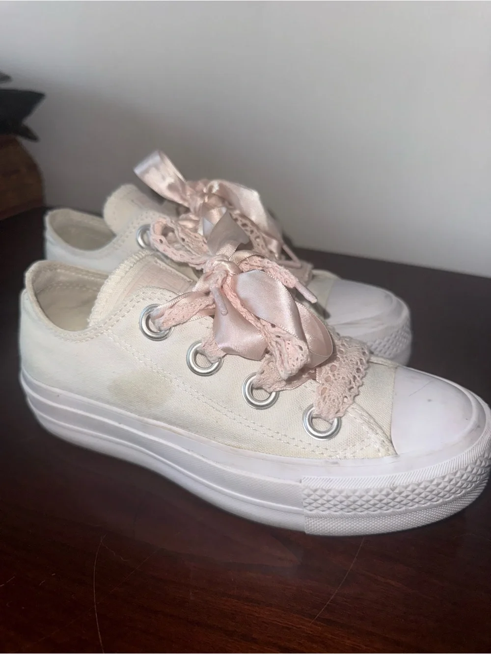 Converse Kids White Canvas Low-Top Sneakers with Pale Pink Ribbon Laces